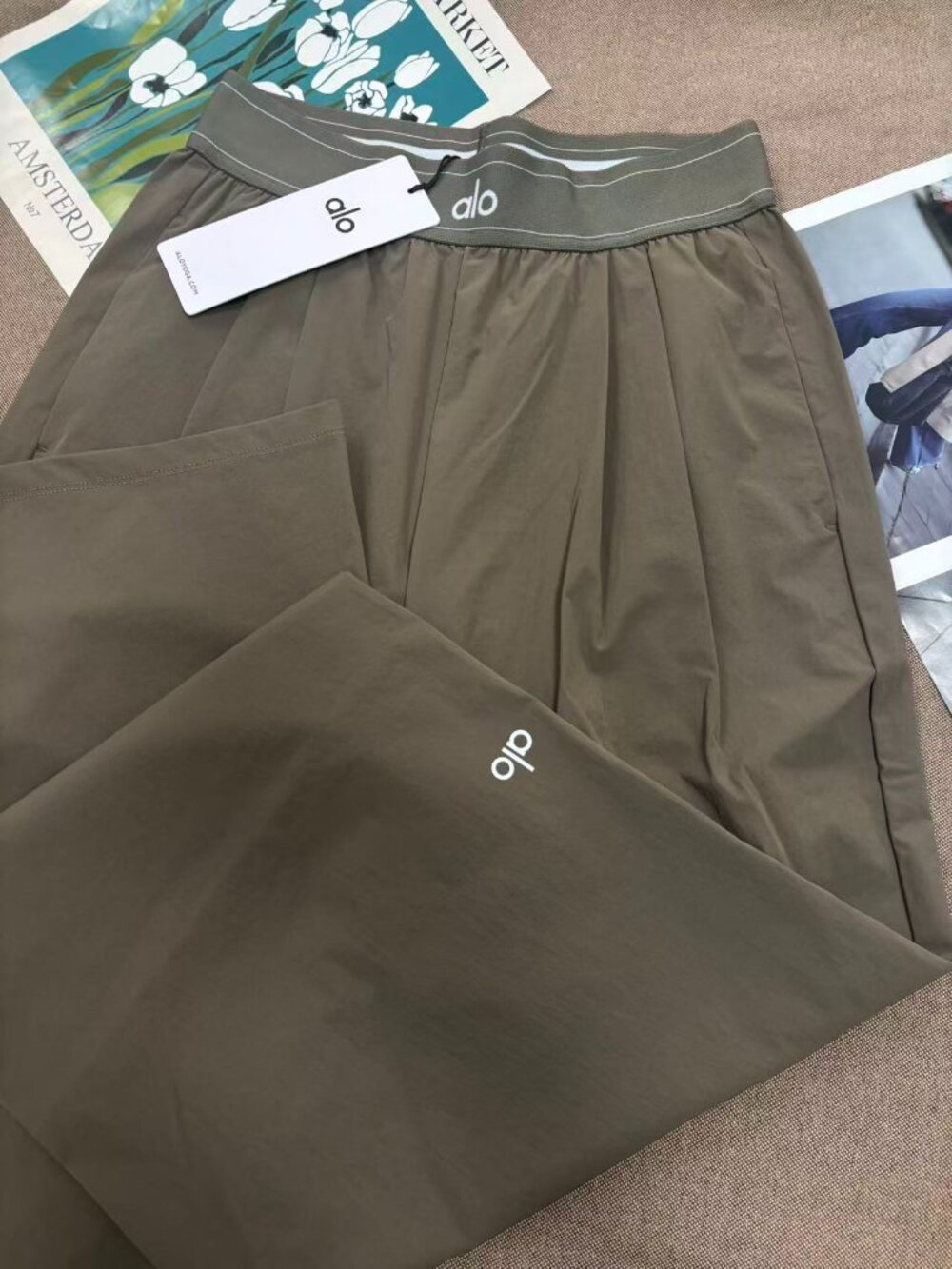 🥝NWT Alo Yoga Suit Up Trouser (Olive) Regular 30-inch Inner Seam Length 💫 - Picture 4 of 10